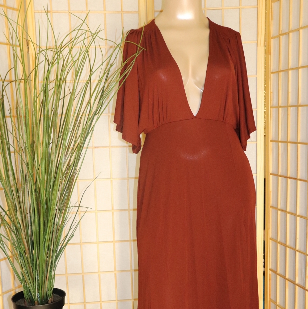 Maxi dress with leg slit.